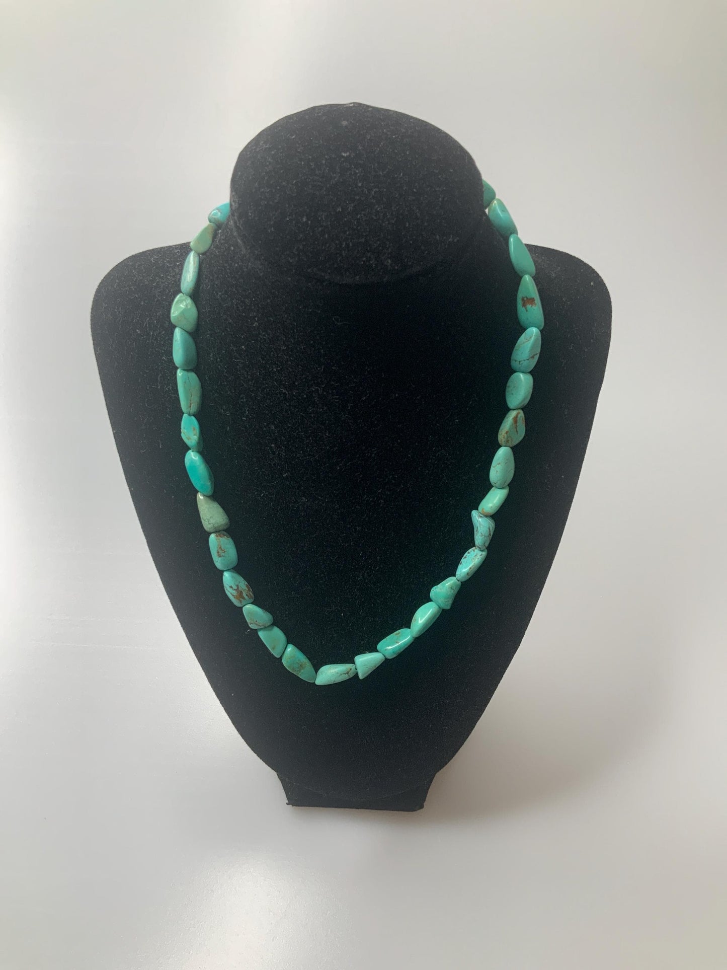Turqoise necklace approximately 26cm long closed loop