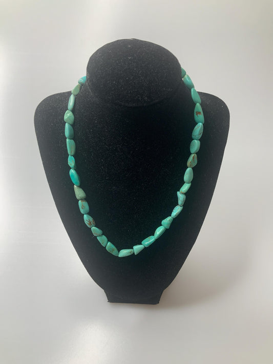 Turqoise necklace approximately 26cm long closed loop